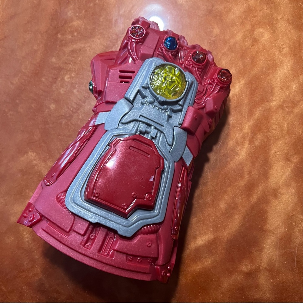 Marvel Avengers End Game Red Infinity Gauntlet lights sounds
